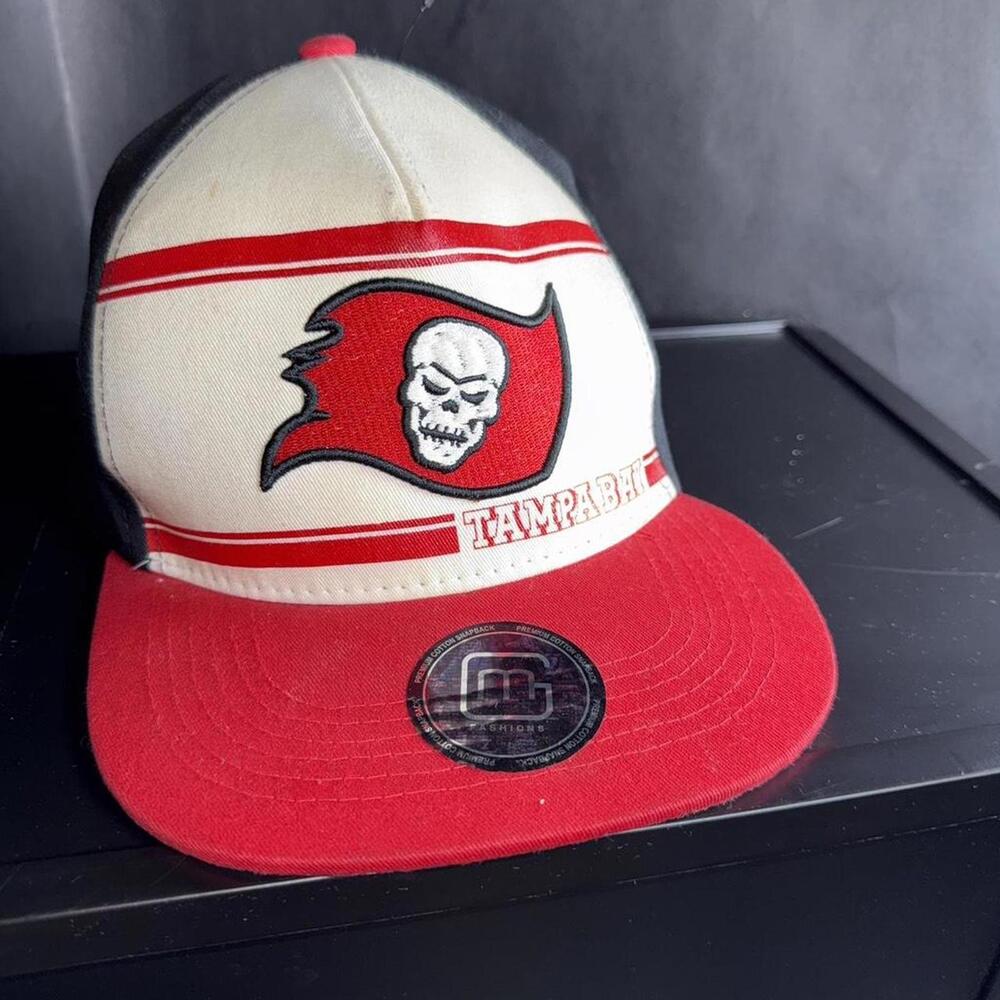 Tampa Bay Buccaneers Snapback Hat – Red & Cream Skull Logo Cap